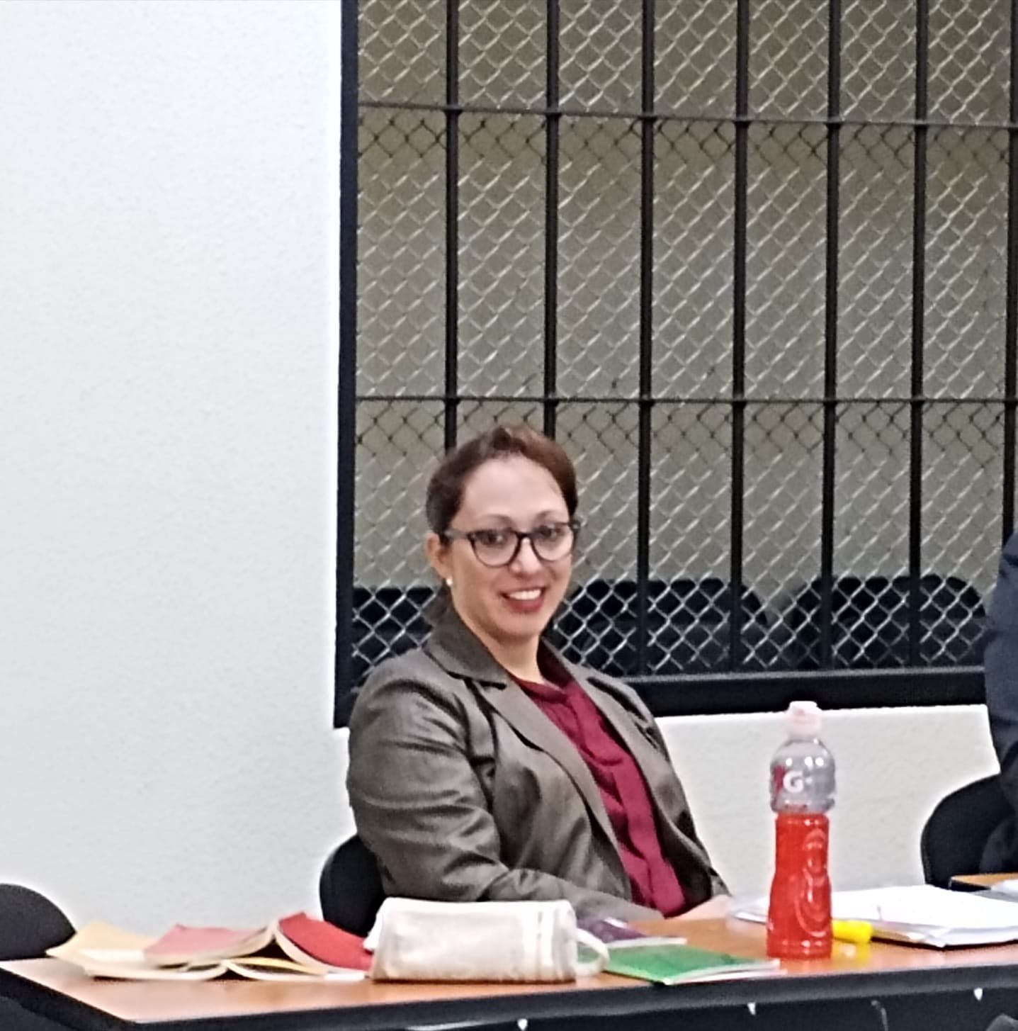  Laparra sonríe en el momento en que uno de los querellantes reconoce que su trayectoria ha sido intachable. Foto: Mirna Alvarado  